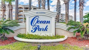Señal de Ocean Park con un edificio al fondo.