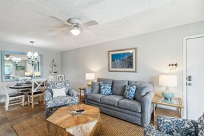 Condo, 2 phòng ngủ | Khu phòng khách