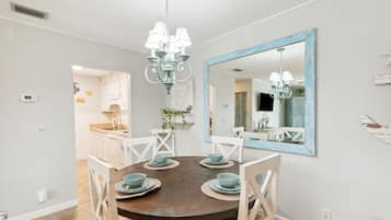 Condo, 2 phòng ngủ | Khu ăn uống