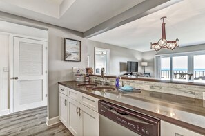 Condo, 2 quartos | Cozinha privada | Geladeira, fogão, cafeteira/chaleira, torradeira