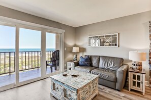 Condo, 2 quartos | Área de estar | Smart TV