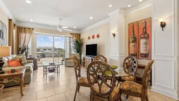 Casa adosada, 3 habitaciones | Zona de estar | Una Smart TV