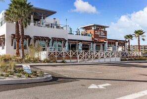 Un ristorante con tavoli all'aperto e un cartello che indica che è in vendita.