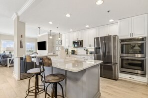 Apartment, 3 Schlafzimmer | Eigene Küche | Kühlschrank, Ofen, Wasserkocher mit Kaffee-/Teezubehör, Toaster