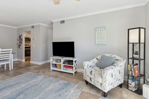 Condo, 2 quartos | Área de estar | Smart TV