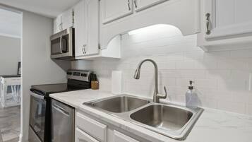 Condo, 2 quartos | Cozinha privada | Geladeira, fogão, cafeteira/chaleira, torradeira