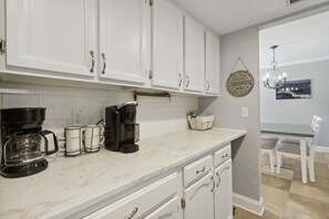 Bloc d'apartaments, 2 dormitoris | Cuina privada | Frigorífic, forn, cafetera i tetera i torradora 