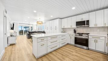 Apartment, 2 Schlafzimmer | Eigene Küche | Kühlschrank, Ofen, Wasserkocher mit Kaffee-/Teezubehör, Toaster