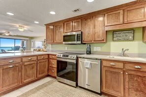 Fridge, oven, coffee/tea maker, toaster - Beachfront 6th floor Condo w/ Ocean View Amelia by the Sea (Fernandina Beach)