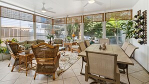 A spacious room with a large dining table, wicker chairs, and a ceiling fan. - Newly Renovated 2BR by the Beach Amelia Island (Fernandina Beach)