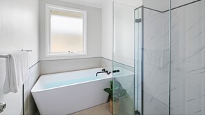 Shower, jetted bath, hair dryer, towels - Riverside Retreat – soak up the riverside vibe on Crookhaven River (Greenwell Point)