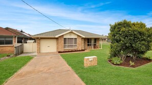 Exterior - The Coastal Corner – paws, play, holiday (Culburra Beach)