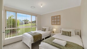 Desk, iron/ironing board, travel cot, WiFi - The Coastal Corner – paws, play, holiday (Culburra Beach)