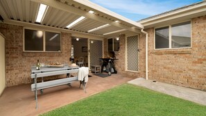 Outdoor dining - The Coastal Corner – paws, play, holiday (Culburra Beach)