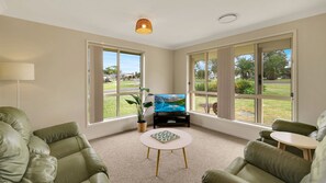 Smart TV, ping pong, offices - The Coastal Corner – paws, play, holiday (Culburra Beach)