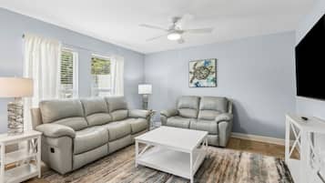 Apartamento, 2 habitaciones | Zona de estar | Una Smart TV