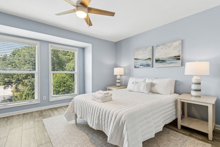 2 habitaciones, escritorio y espacio para trabajar con laptop . Cozy Pet Friendly 2BR - Fernandina Beach