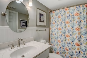 Apartment, 2 Schlafzimmer | Badezimmer | Handtücher, Shampoo