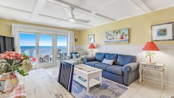 Appart'hÎtel, 2 chambres | Coin séjour | TV connectée