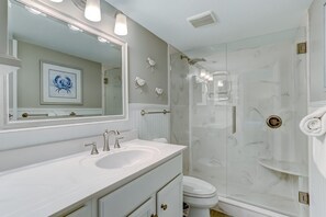 Apartamento, 2 habitaciones | Baño | Toallas y champú