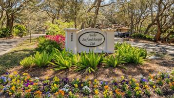 Condo, 2 Bedrooms | Property grounds