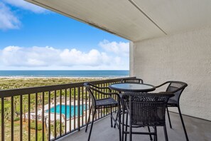 Outdoor dining - Surf And Racquet Club B149 2 Bedroom Condo (Fernandina Beach)