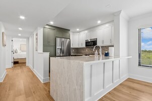 Condo, 2 quartos | Cozinha privada | Geladeira, fogão, cafeteira/chaleira, torradeira