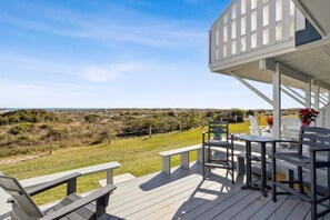 Una terraza con mobiliario exterior y vistas al paisaje.