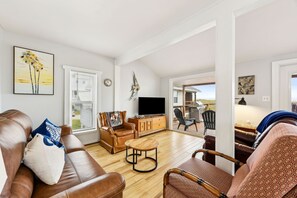 Duplex, 2 Bedrooms | Living area - 124 S Fletcher - Upstairs 2 Bedroom Duplex (Fernandina Beach)