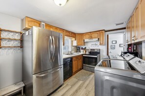 Maisonnette, 2 slaapkamers | Privékeuken | Een koelkast, een oven, een koffiezetapparaat/waterkoker