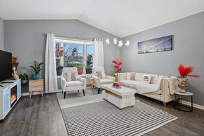 Hus - 4 sovrum | Vardagsrum | Smart-tv och streamingtjänster