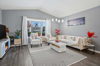 Pet Friendly Lansing Home - Private Gym - Near MSU