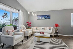 House, 4 Bedrooms | Living area | Smart TV, streaming services - Bright 4br Near Msu & Downtown 4 Bedroom Home (Lansing)