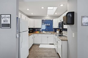 House, 4 Bedrooms | Private kitchen | Oven, coffee/tea maker, toaster - Bright 4br Near Msu & Downtown 4 Bedroom Home (Lansing)