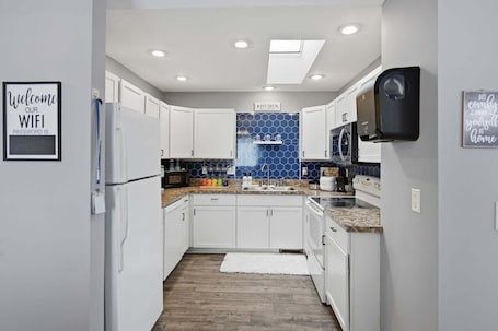 Horno, cafetera/tetera, tostadora