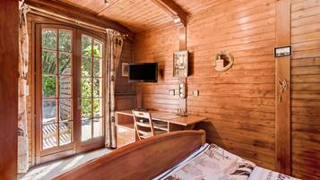 Tabla de planchar con plancha, wifi, ropa de cama