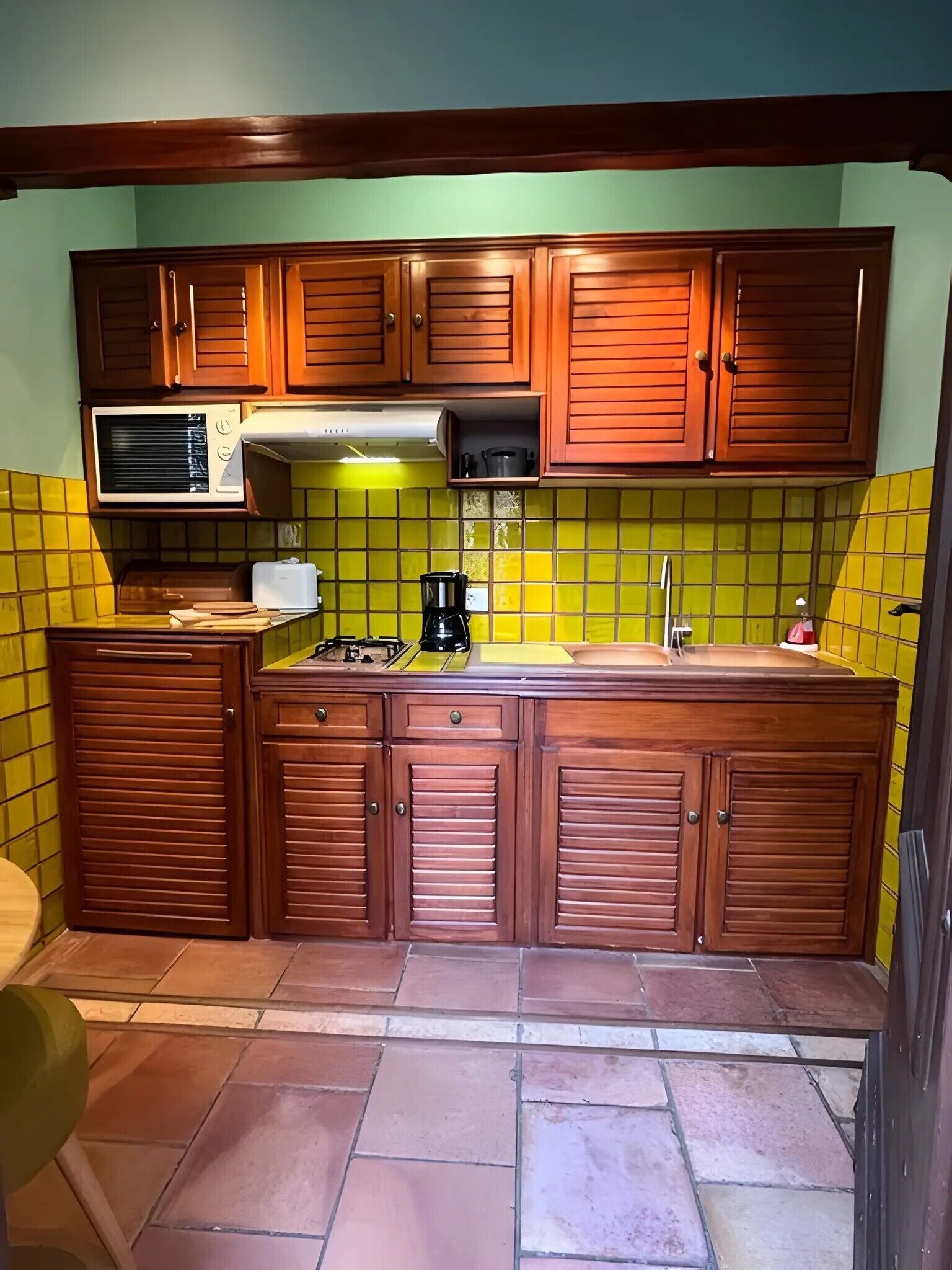 Geladeira, micro-ondas, cooktop, cafeteira/chaleira