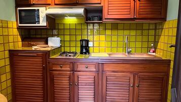 Geladeira, micro-ondas, cooktop, cafeteira/chaleira