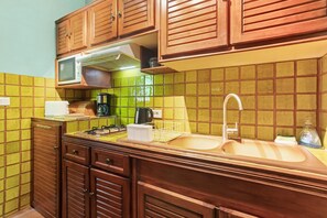 Fridge, microwave, stovetop, coffee/tea maker - Domaine Saint Amour – Studio Océane: Romantic Getaway with Lake View, Pool & 2-Hectare Park (Trans-en-Provence)