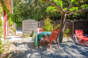 Outdoor dining - Studio "Domaine Saint Amour- Océane" with Lake View, Shared Pool and Wi-Fi (Trans-en-Provence)