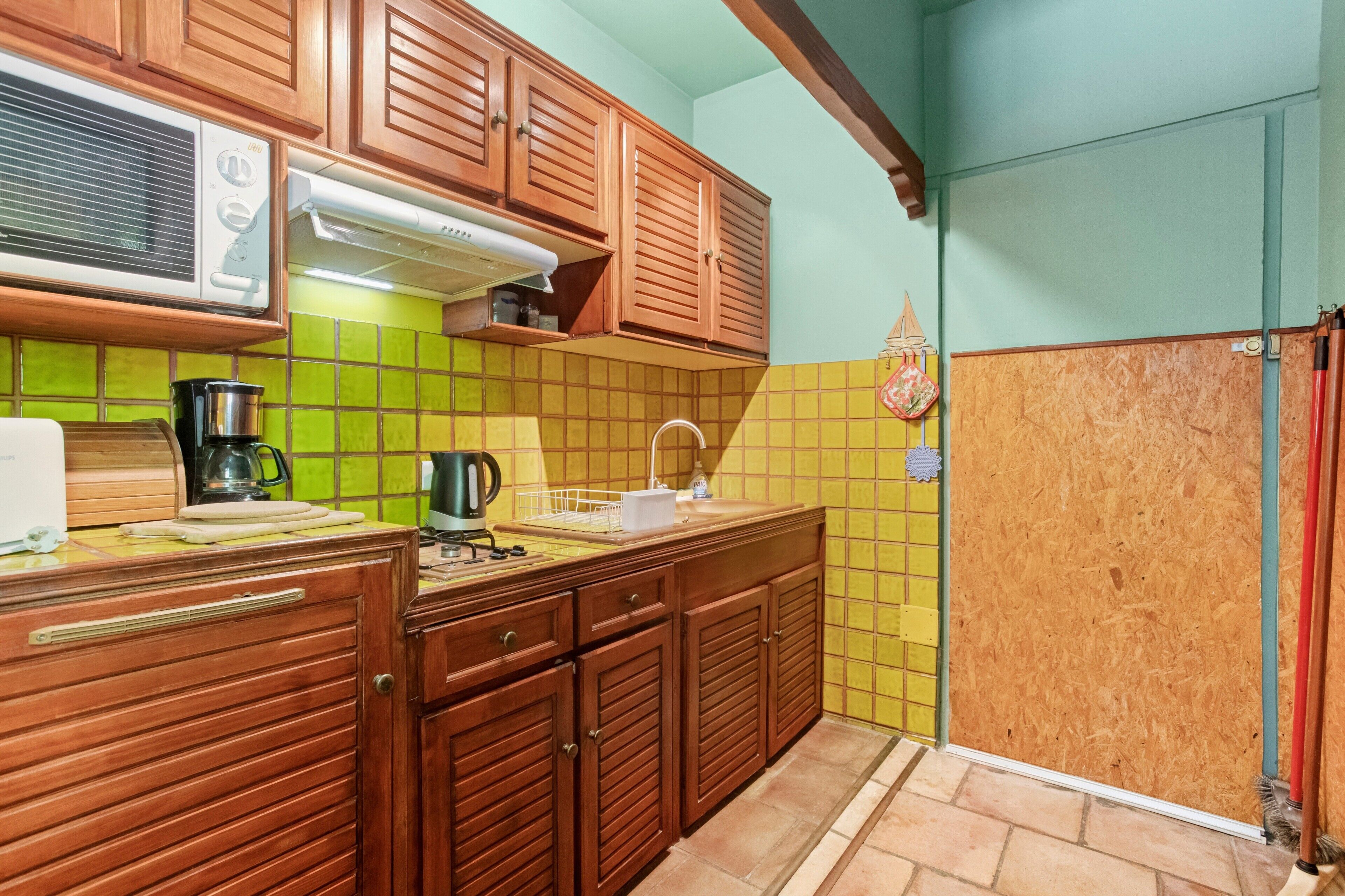 Frigorífico, microondas, placa de cocina y cafetera o tetera