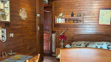 Tabla de planchar con plancha, wifi y ropa de cama