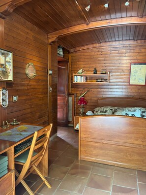 Tabla de planchar con plancha, wifi y ropa de cama 