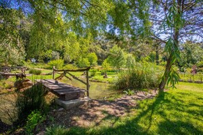 Property grounds - Holiday Home "Domaine Saint Amour - Au Lac" with Lake View, Shared Pool and Wi-Fi (Trans-en-Provence)