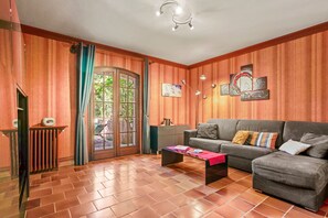 TV, DVD player, ping pong - Holiday Home "Domaine Saint Amour - Au Lac" with Lake View, Shared Pool and Wi-Fi (Trans-en-Provence)