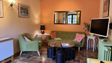 Tv och ett bordtennisbord