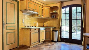 Private kitchen - Holiday Home 'Domaine De Saint-amour - La Cascade' with Lake View, Shared Pool and Wi-Fi (Trans-en-Provence)