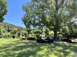 Property grounds - Holiday Home 'Domaine De Saint-amour - La Cascade' with Lake View, Shared Pool and Wi-Fi (Trans-en-Provence)