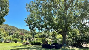 A park with a pond, trees, and a grassy area. - Domaine Saint Amour – La Cascade Cottage, 2 ha Estate with Lake, Waterfall & Pool (Trans-en-Provence)