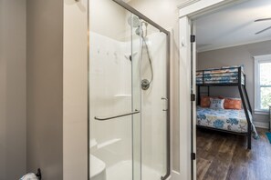 Rumah, 2 kamar tidur | Kamar mandi | Handuk dan sampo